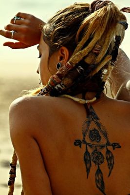 Tatouage attrape rêve triangulaire sur le haut du dos